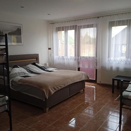 Chalupa V Merunkovem Sadu Šakvice Zimmer foto