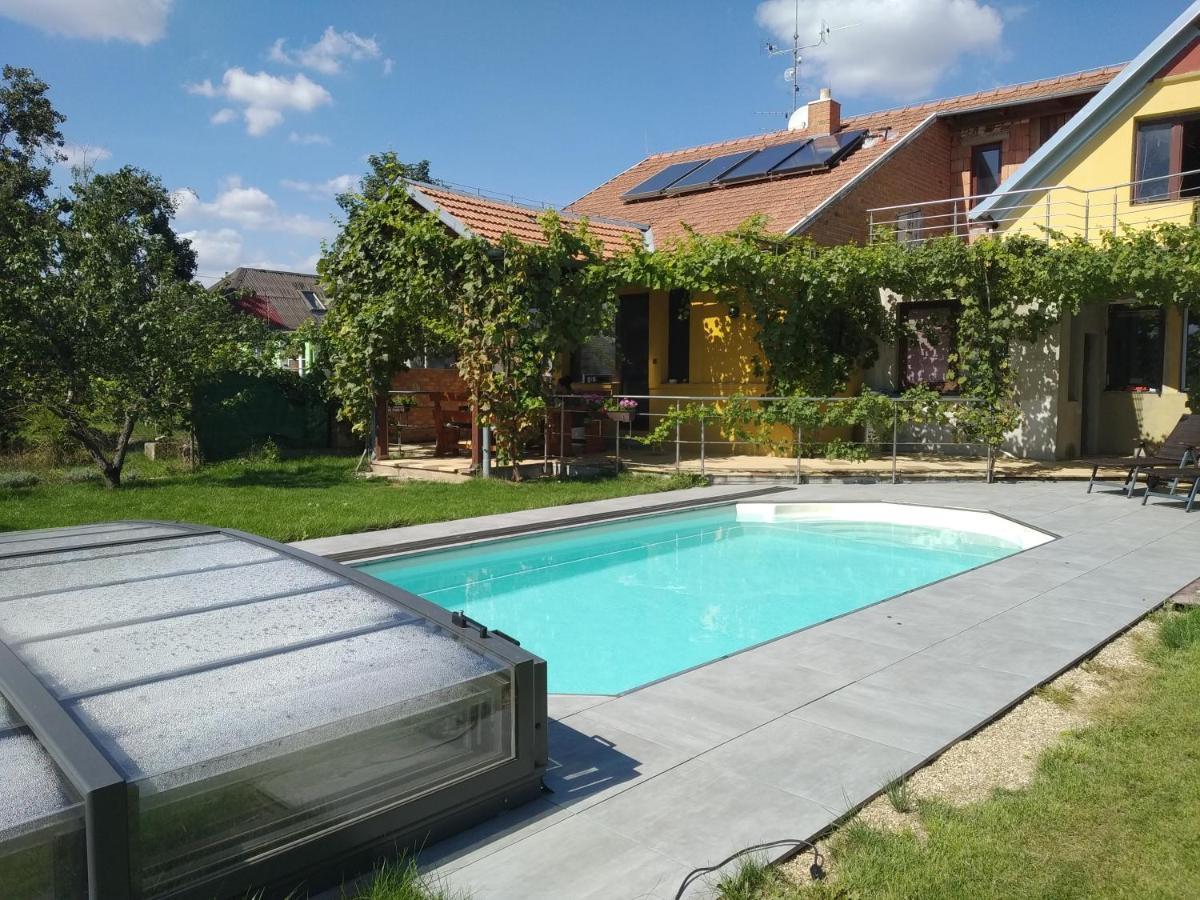 Chalupa V Merunkovem Sadu Šakvice Exterior foto